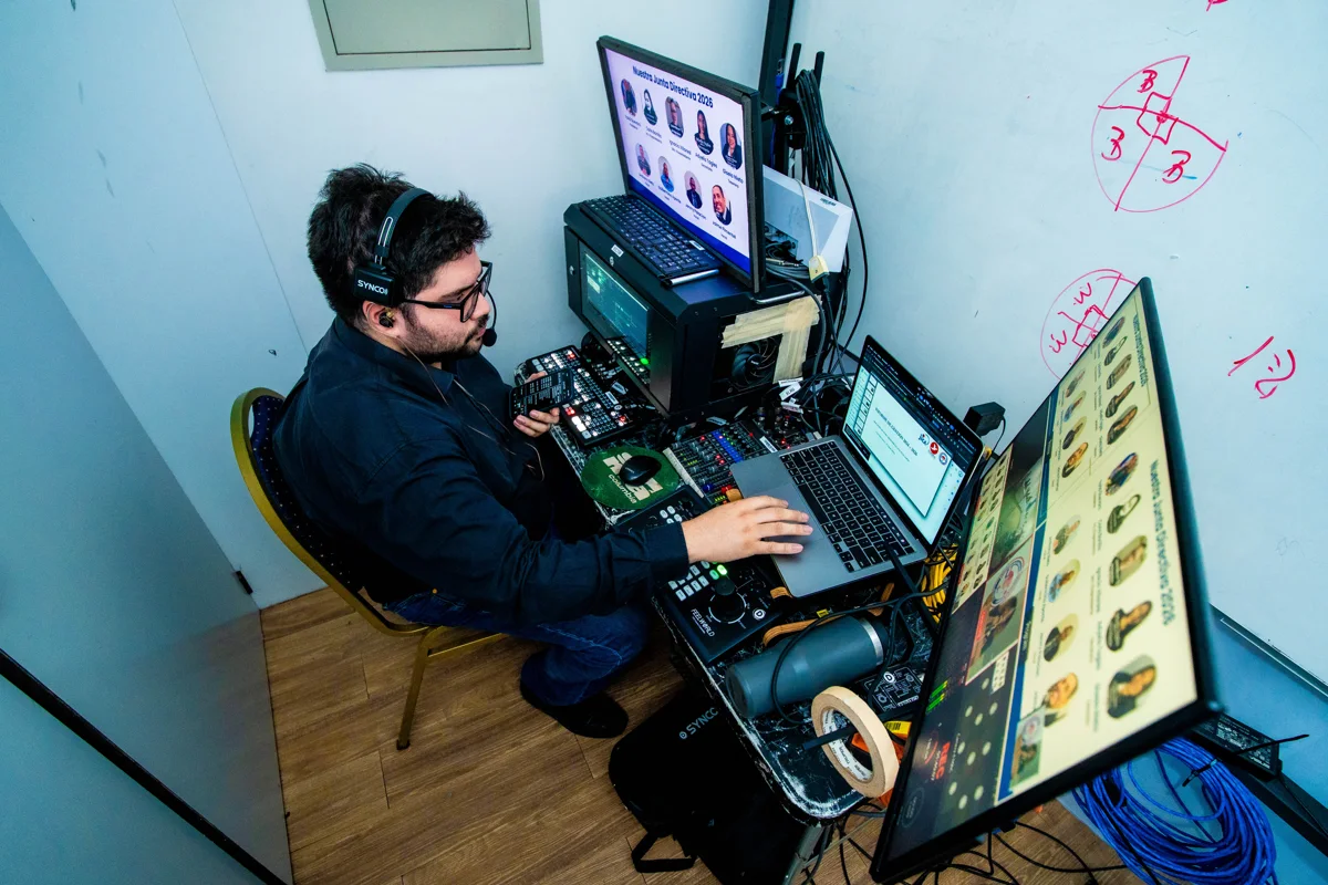 Puesto de operación audiovisual con controles y varios monitores